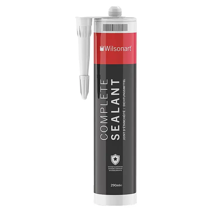 Dichtmasse Wilsonart Complete Sealant - 290 ml, Mushroom - Die Abbildung zeigt eine Kartusche Wilsonart Complete Sealant, ein Dichtungsmittel für Fugen. Die Kartusche ist rot, grau und weiss.
