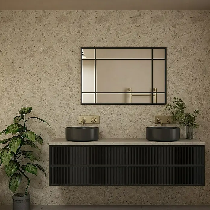 Wetwall Wandpaneel Elite - 16 x 242 cm, Terrazzo Rock, Abgerundete Kante - Elegantes Badezimmer-Interieur mit schwarzem Doppelwaschtisch, stilvollem Spiegel und dekorativer Pflanze.