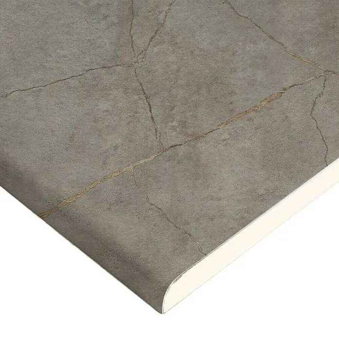 Wetwall Wandpaneel Elite - 16 x 242 cm, Gold Stone, Abgerundete Kante - Nahaufnahme einer grauen Keramikfliese mit Marmorierung und abgerundeter Kante.