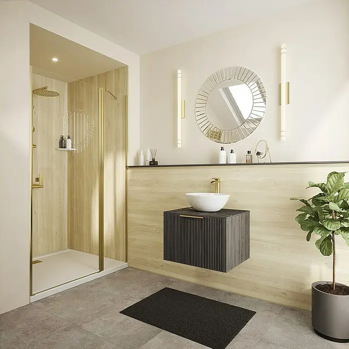 Wetwall Wandpaneel Elite - 16 x 242 cm, Native Oak, Abgerundete Kante - Badezimmer mit begehbarer Dusche, Waschtisch mit Aufsatzwaschbecken, Spiegel und Zimmerpflanze.