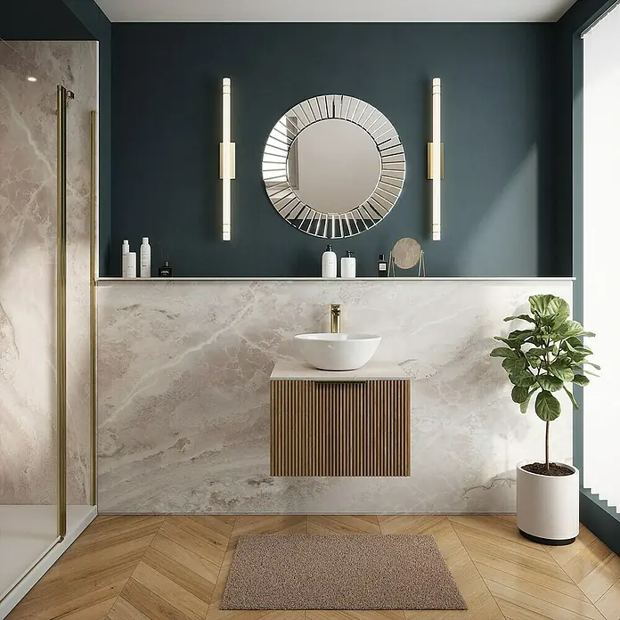 Wetwall Wandpaneel Elite - 16 x 242 cm, Onyx Grey, Abgerundete Kante - Stilvolles Badezimmer mit einem runden Spiegel, einem Waschtisch mit Holzlamellen und einer Pflanze für eine frische Atmosphäre.