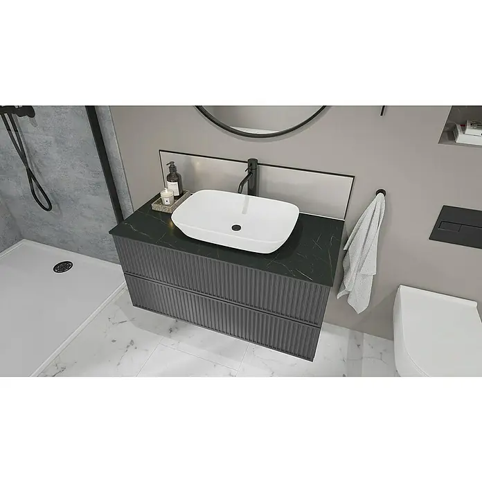 Wetwall Waschtischplatte Vanity Compact - 150 x 60 x 1,2 cm, Marbre Celeste - Ein stilvolles Badezimmer mit modernem Waschtischunterschrank in Grau und einem eleganten, rechteckigen Aufsatzwaschbecken.