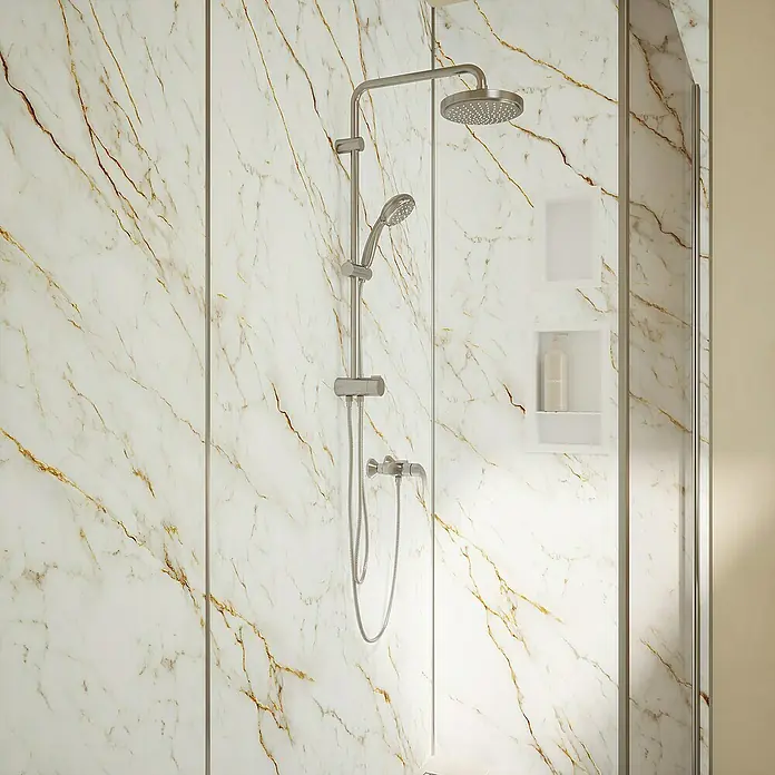 Wetwall Wandpaneel Alloy - 122 x 244 cm, Norris Marble - Nahaufnahme einer stilvollen Duschkabine mit Marmorwänden und einer modernen Duscharmatur in Silber.