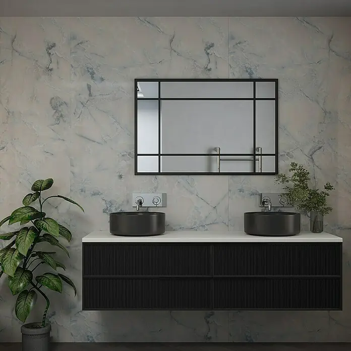 Wetwall Wandpaneel Elite - 16 x 242 cm, Onyx Oro, Abgerundete Kante - Stilvolles Badezimmer mit Doppelwaschtisch in Schwarz und minimalistischem Spiegel, ergänzt durch eine Zimmerpflanze.