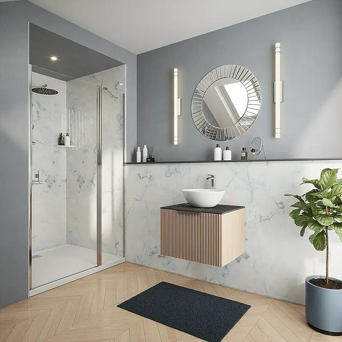 Wetwall Wandpaneel Elite - 16 x 242 cm, Onyx Oro, Abgerundete Kante - Ein modernes Badezimmer mit begehbarer Dusche, Spiegel, Waschtisch und Pflanze, das ein stilvolles und entspannendes Ambiente bietet.