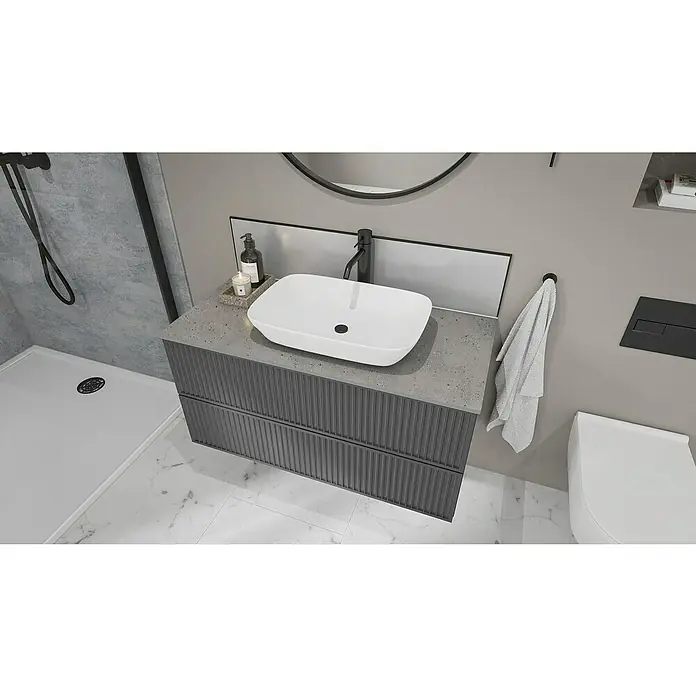 Wetwall Waschtischplatte Vanity Compact - 150 x 60 x 1,2 cm, Pewter Terrazzo - Ein stilvolles Badezimmer mit modernem Waschtisch, Aufsatzwaschbecken, Spiegel und einer Toilette. Das Design ist schlicht und elegant.