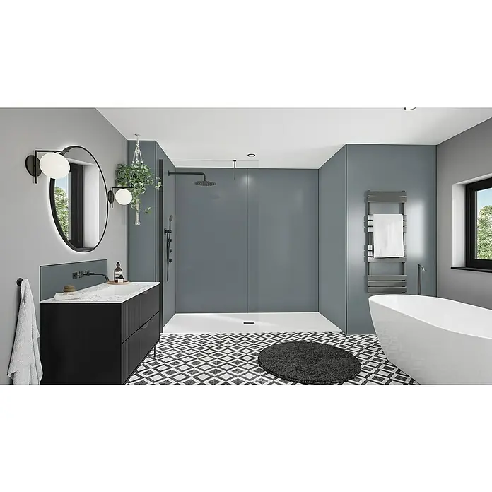 Wetwall Wandpaneel Alloy - 60 x 244 cm, Malibu Grey / Storm Blue - Ein Badezimmer mit einer Dusche, einem Waschtisch mit Spiegel, einer Badewanne und einem Handtuchwärmer.
