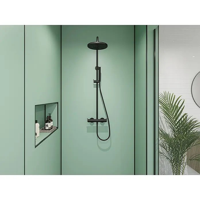 Wetwall Wandpaneel Alloy - 122 x 244 cm, Seafoam Green / Battleship Grey - Moderne Dusche mit mattschwarzer Armatur und Ablagefach in einer hellgrünen Duschkabine. Elegantes Design für ein stilvolles Badezimmer.