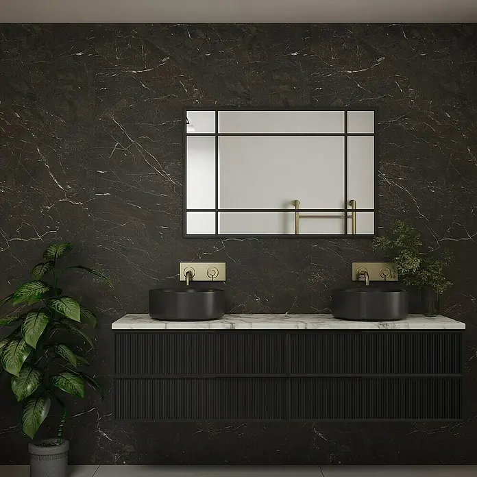Wetwall Wandpaneel Elite - 16 x 242 cm, Rosso Levanto, Abgerundete Kante - Elegantes Badezimmer mit einem Doppelwaschtischunterschrank in Schwarz und Marmorplatte, stilvollen Waschbecken und Spiegel.