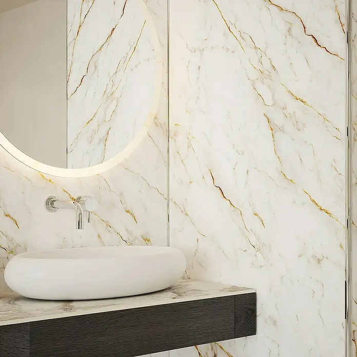Wetwall Wandpaneel Alloy - 122 x 244 cm, Norris Marble - Elegantes Badezimmerwaschbecken mit runder Spiegelbeleuchtung und dunklem Unterschrank vor Marmorwand.