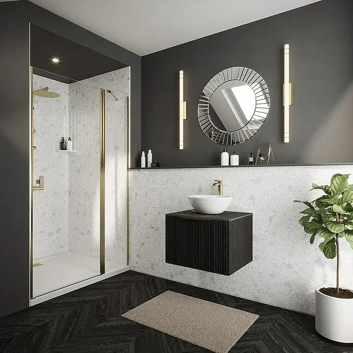 Wetwall Wandpaneel Elite - 16 x 242 cm, Terrazzo White, Abgerundete Kante - Ein luxuriöses Badezimmer mit einer begehbaren Dusche mit Goldakzenten und einem modernen Waschtisch mit Aufsatzwaschbecken.