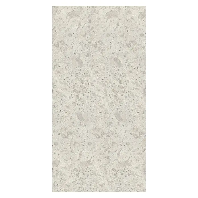 Wetwall Wandpaneel Elite - 16 x 242 cm, Terrazzo Rock, Abgerundete Kante - Nahaufnahme der Textur des hellgrauen Marmors mit unregelmäßigen dunkleren Einschlüssen.