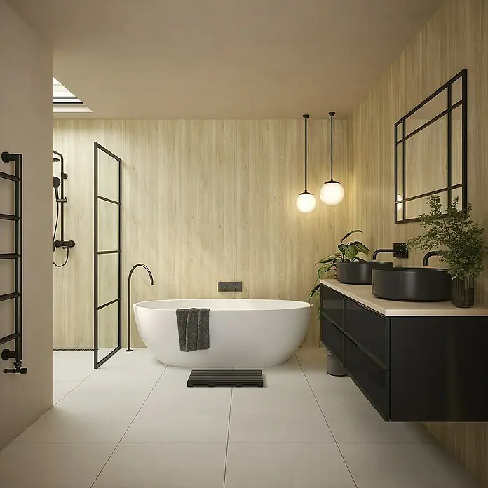 Wetwall Wandpaneel Elite - 16 x 242 cm, Native Oak, Abgerundete Kante - Elegantes Badezimmerdesign mit freistehender Badewanne, schwarzem Waschtisch mit zwei Waschbecken und modernen Pendelleuchten.
