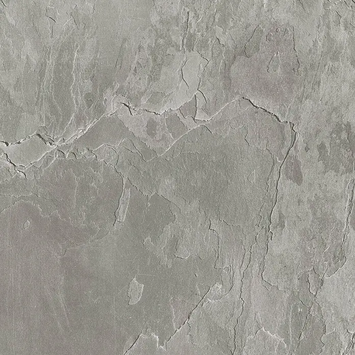 Wetwall Wandpaneel Elite - 120 x 242 cm, Scafell Slate, Nut & Feder System - Nahaufnahme einer grauen Schieferplatte, die die Textur und die natürlichen Spaltungen des Steins hervorhebt. Ideal für Hintergründe und Design.