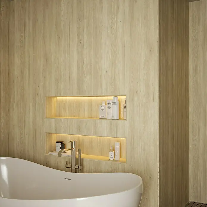Wetwall Wandpaneel Elite - 16 x 242 cm, Native Oak, Abgerundete Kante - Ein Badezimmer mit einer freistehenden Badewanne, Holzvertäfelung und eingebauten Regalen mit Pflegeprodukten.
