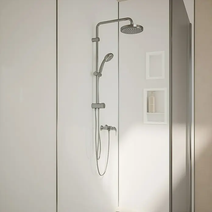 Wetwall Wandpaneel Alloy - 60 x 244 cm, Glacier White / Neptune Blue - Nahaufnahme eines modernen Duschsystems mit Kopf- und Handbrause in einem eleganten Badezimmer.
