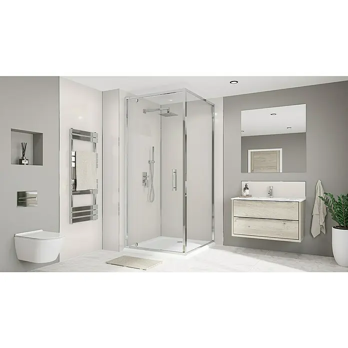 Wetwall Wandpaneel Alloy - 60 x 244 cm, Malibu Grey / Storm Blue - Badezimmerinterieur mit einer modernen Duschkabine mit Chromrahmen, einer hängenden Toilette und einem Waschtisch mit Spiegel.