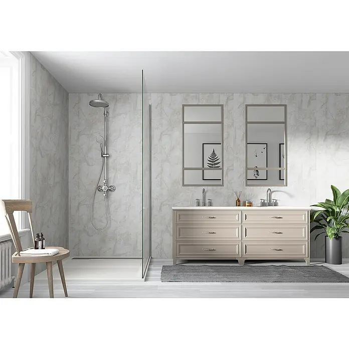Wetwall Wandpaneel Elite - 16 x 242 cm, Himalayan Marble, Abgerundete Kante - Badezimmer mit einem Waschtisch mit Doppelwaschbecken, zwei Spiegeln und einer begehbaren Dusche mit Glaswand.