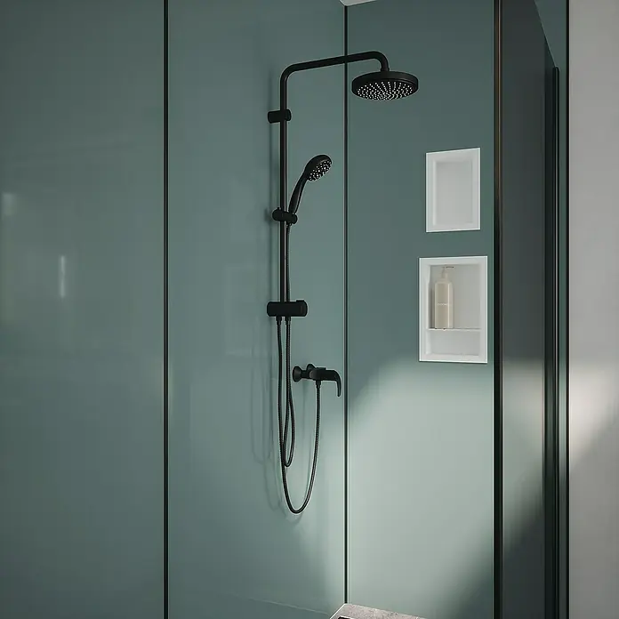 Wetwall Wandpaneel Alloy - 60 x 244 cm, Glacier White / Neptune Blue - Hier ist eine Nahaufnahme einer modernen, mattschwarzen Duschgarnitur mit Kopf- und Handbrause in einer stilvollen Duschkabine.
