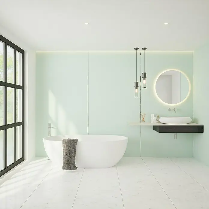 Wetwall Wandpaneel Alloy - 60 x 244 cm, Terra Grey / Seabreeze Green - Modernes Badezimmer mit freistehender Badewanne, Waschtisch mit rundem Spiegel und stilvollen Pendelleuchten. Helles Design mit Marmorfliesen und Fensterfront.