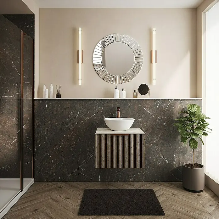 Wetwall Wandpaneel Elite - 16 x 242 cm, Rosso Levanto, Abgerundete Kante - Elegantes Badezimmer mit einem modernen Waschtisch mit Holzverkleidung und einem runden Spiegel, der das stilvolle Design hervorhebt.