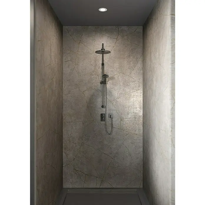 Wetwall Wandpaneel Elite - 16 x 242 cm, Gold Stone, Abgerundete Kante - Moderne Dusche mit dunkler Duscharmatur und Wandverkleidung in Marmoroptik für ein elegantes Badezimmerambiente.