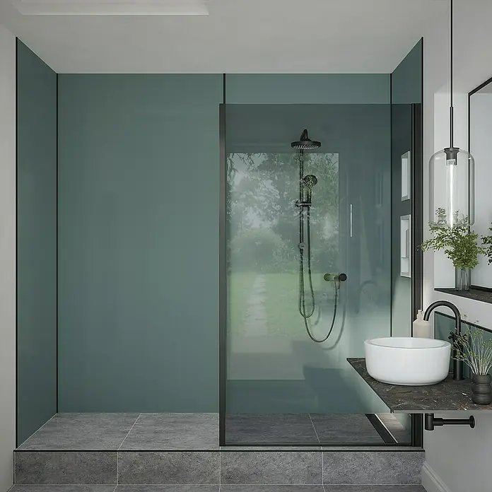 Wetwall Wandpaneel Alloy - 60 x 244 cm, Glacier White / Neptune Blue - Moderne Duschkabine mit grauen Fliesen und einer Glastür, die einen Blick auf eine grüne Landschaft bietet. Elegantes Design für jedes Badezimmer.