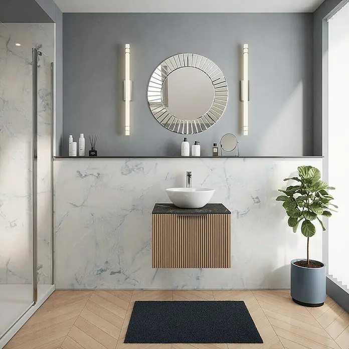 Wetwall Wandpaneel Elite - 16 x 242 cm, Onyx Oro, Abgerundete Kante - Elegantes Badezimmer mit Waschtisch, Spiegel und Pflanze. Das Design kombiniert moderne Elemente mit natürlichen Akzenten.