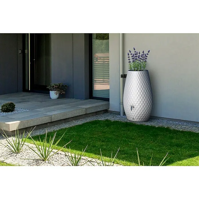 Garantia Regenspeicher Triagon 2 in 1 - 230 l, Arctic, 1 Stk. - Ein stilvoller, weißer Regenspeicher mit einem geometrischen Muster und Lavendel auf der Oberseite steht neben einem modernen Haus.