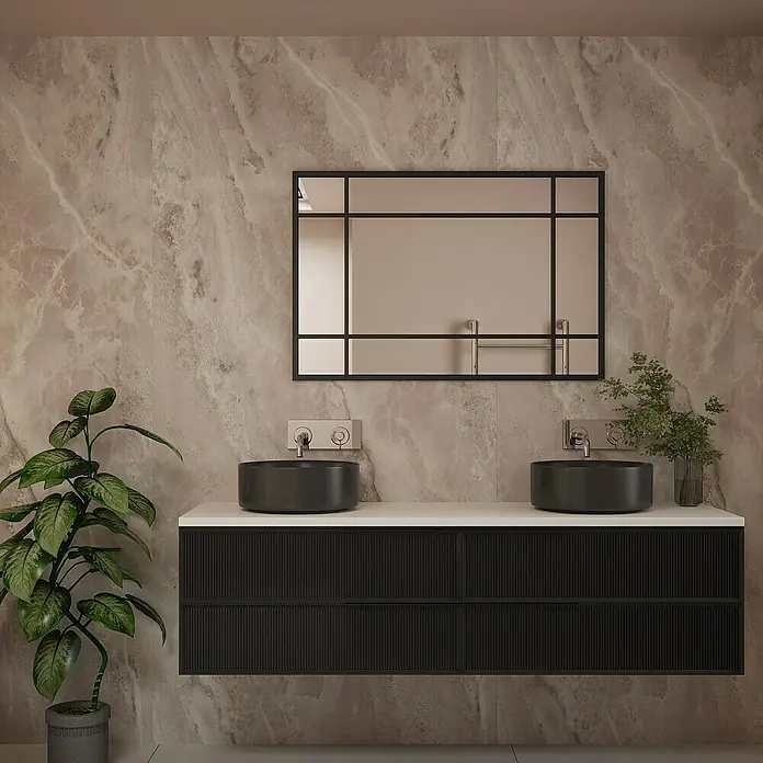 Wetwall Wandpaneel Elite - 16 x 242 cm, Onyx Grey, Abgerundete Kante - Stilvolles Badezimmer-Interieur mit einem modernen Doppelwaschtisch und einem eleganten Spiegel, akzentuiert durch eine Zimmerpflanze.