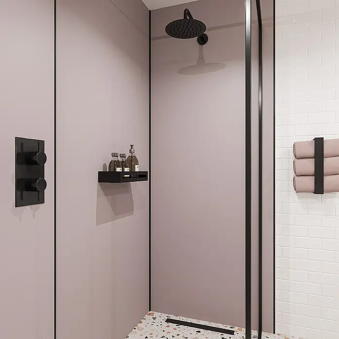 Wetwall Wandpaneel Alloy - 60 x 244 cm, Deep Blue Sea / Smoked Rose - Elegantes Badezimmer-Interieur mit mattschwarzer Duscharmatur, Regalen und Handtuchhalter, die einen modernen Touch verleihen.