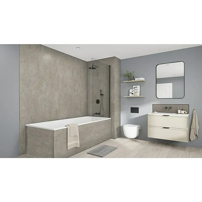 Wetwall Wandpaneel Elite - 16 x 242 cm, Gold Stone, Abgerundete Kante - Ein modernes Badezimmer mit grauen Fliesen, Badewanne mit Duschwand, Waschtisch mit Spiegel und Hänge-WC. Das Design ist schlicht und elegant.