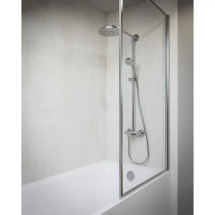 Wetwall Wandpaneel Elite - 16 x 242 cm, Warm Plaster, Abgerundete Kante - Hochformatiges Bild einer Badewanne mit Duschabtrennung aus Glas und einer silbernen Duschgarnitur.
