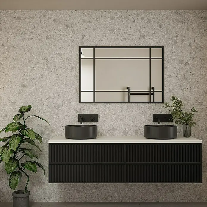 Wetwall Wandpaneel Elite - 16 x 242 cm, Terrazzo White, Abgerundete Kante - Badezimmerwaschtisch mit zwei runden schwarzen Aufsatzwaschbecken, schwarzer Armatur und einem modernen Spiegel mit schwarzem Rahmen.