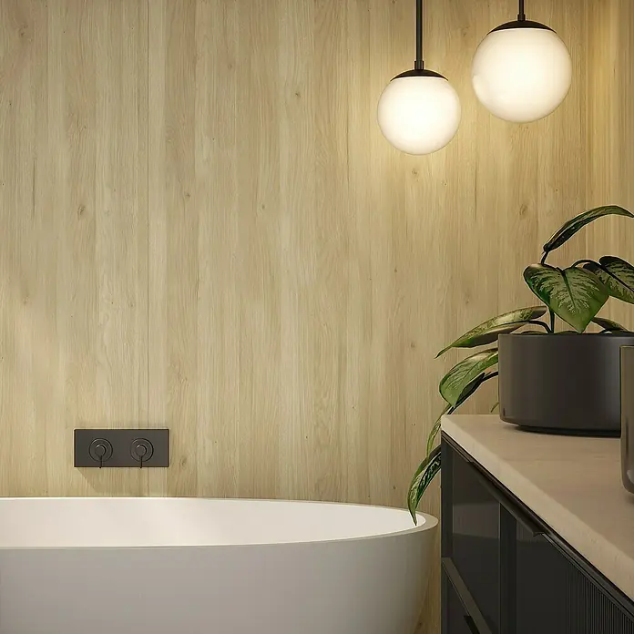 Wetwall Wandpaneel Elite - 16 x 242 cm, Native Oak, Abgerundete Kante - Elegantes Badezimmer mit freistehender Badewanne, moderner Armatur, stilvollen Hängeleuchten und dekorativer Zimmerpflanze auf der Waschtischplatte.