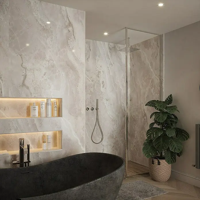 Wetwall Wandpaneel Elite - 16 x 242 cm, Onyx Grey, Abgerundete Kante - Elegantes Badezimmer-Interieur mit freistehender Badewanne, Marmorwänden, integrierten Regalen und einer begehbaren Dusche für ein luxuriöses Ambiente.