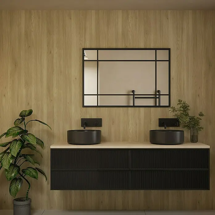 Wetwall Wandpaneel Elite - 16 x 242 cm, Native Oak, Abgerundete Kante - Elegantes Badezimmer-Interieur mit dunklem Waschtisch und Spiegel. Das Design besticht durch schlichte Eleganz und hochwertige Materialien.