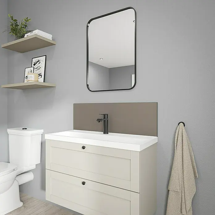 Wetwall Wandpaneel Alloy Spritzschutz - 25 x 80 cm, Terra Grey / Seabreeze Green - Ein Badezimmer mit einem Waschbeckenunterschrank in Weiß, einem modernen Spiegel und stilvollen Wandregalen für eine elegante Note.