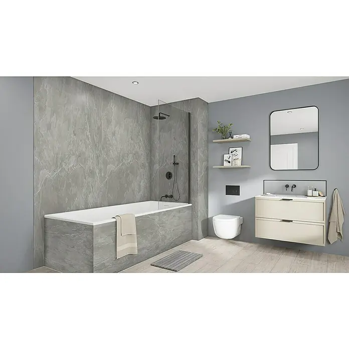 Wetwall Wandpaneel Elite - 16 x 242 cm, Scafell Slate, Abgerundete Kante - Modernes Badezimmer mit grauen Marmorwänden, Badewanne und schwarzer Duschabtrennung, ergänzt durch einen Waschtisch und einen Spiegel.