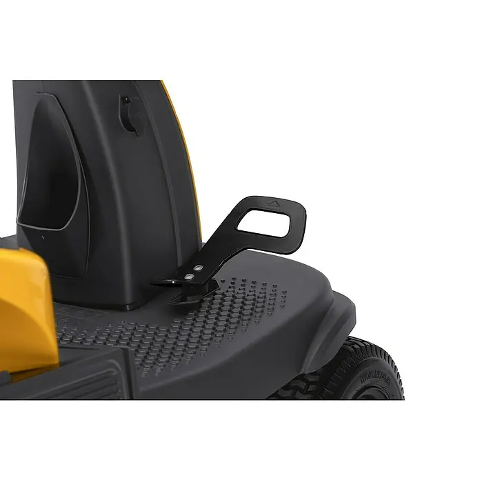 Stiga Akku-Aufsitzmäher SWIFT 372E - 48 V, 5 Ah - 20 Ah, Schnittbreite: 72 mm, Max. Flächenempfehlung: 1.600 m² - Detailaufnahme eines Rasentraktors, der den schwarzen Hebel zur Schnitthöhenverstellung zeigt, mit gelbem Akzent und schwarzem Trittbrett.