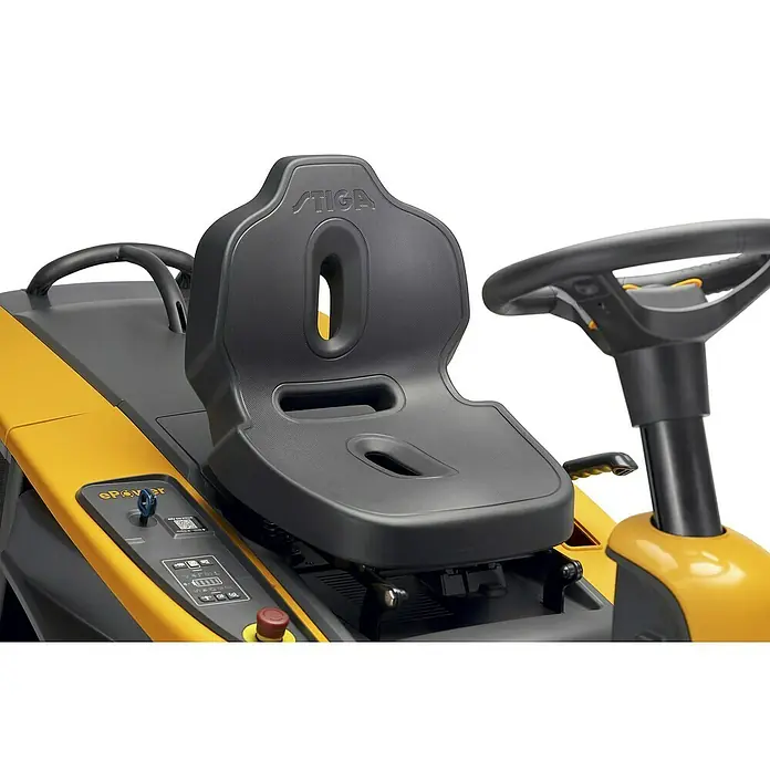 Stiga Akku-Aufsitzmäher SWIFT 372E - 48 V, 5 Ah - 20 Ah, Schnittbreite: 72 mm, Max. Flächenempfehlung: 1.600 m² - Nahaufnahme des ergonomischen STIGA-Sitzes mit hoher Rückenlehne und praktischen Aussparungen für Komfort und einfache Handhabung.