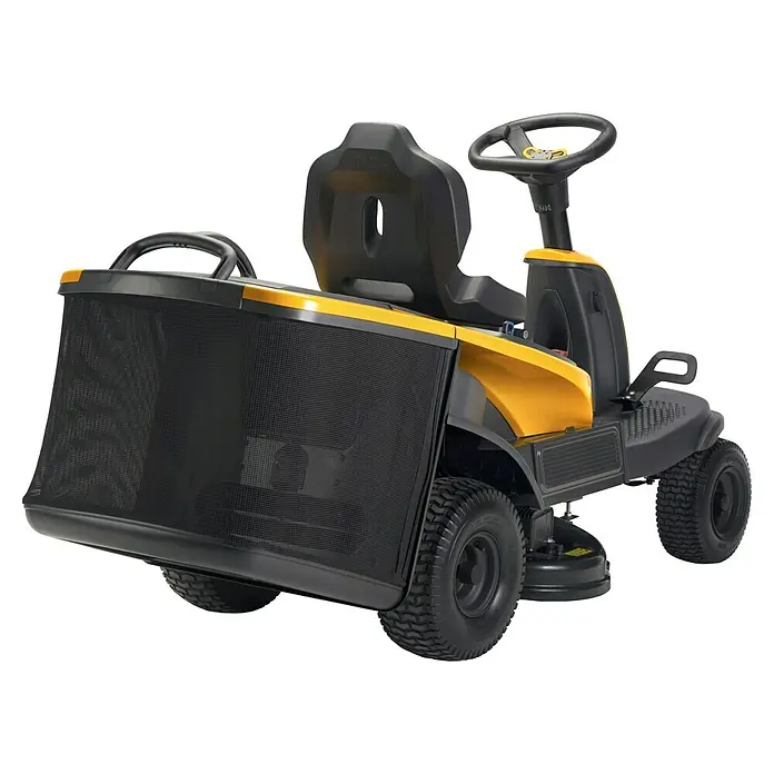 Stiga Akku-Aufsitzmäher SWIFT 372E - 48 V, 5 Ah - 20 Ah, Schnittbreite: 72 mm, Max. Flächenempfehlung: 1.600 m² - Das Bild zeigt einen gelben Aufsitzrasenmäher mit Fangkorb. Der Rasenmäher steht auf einem schwarzen Hintergrund.