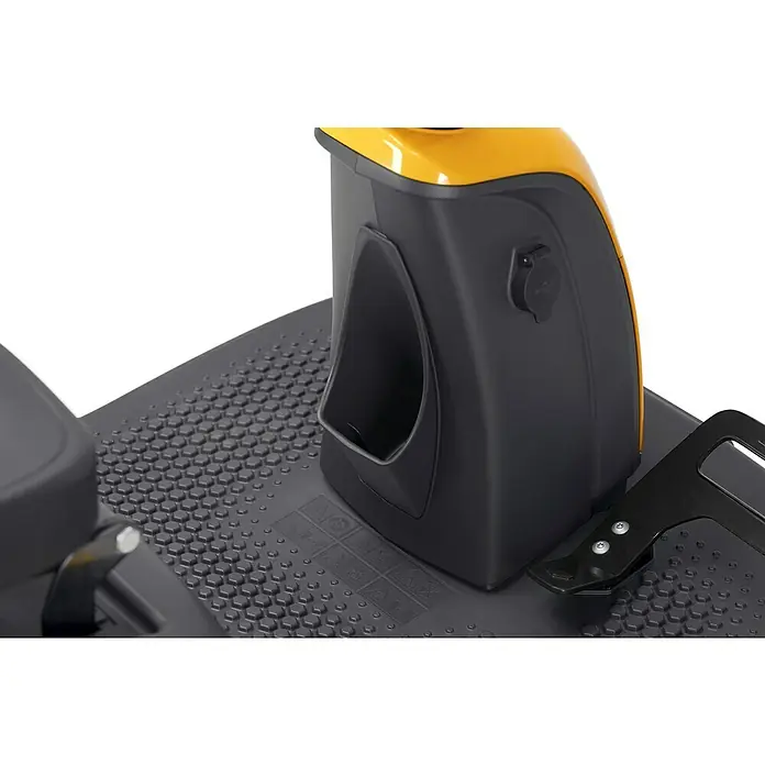 Stiga Akku-Aufsitzmäher SWIFT 372E - 48 V, 5 Ah - 20 Ah, Schnittbreite: 72 mm, Max. Flächenempfehlung: 1.600 m² - Nahaufnahme eines gelben und grauen Rasenmähers, der auf einem strukturierten Untergrund steht.