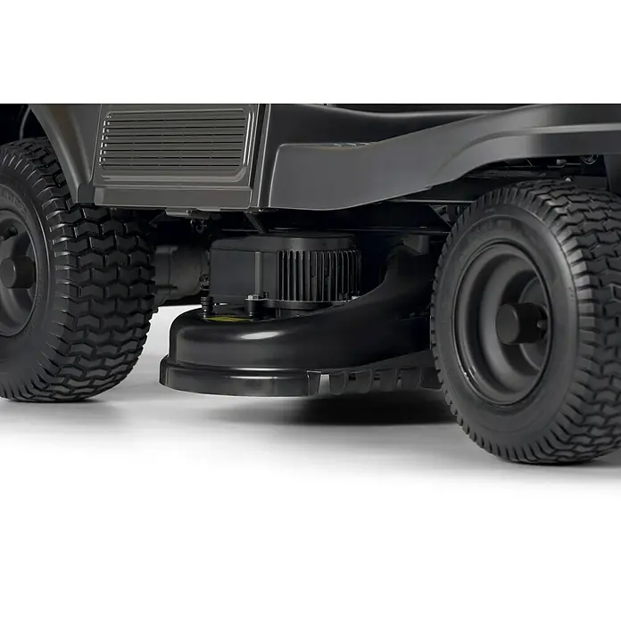 Stiga Akku-Aufsitzmäher SWIFT 372E - 48 V, 5 Ah - 20 Ah, Schnittbreite: 72 mm, Max. Flächenempfehlung: 1.600 m² - Nahaufnahme eines Rasentraktors, der die Reifen und das Mähwerk des Geräts zeigt. Ideal für Gartenarbeiten.