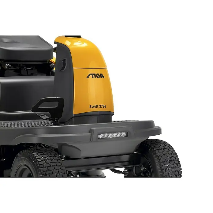 Stiga Akku-Aufsitzmäher SWIFT 372E - 48 V, 5 Ah - 20 Ah, Schnittbreite: 72 mm, Max. Flächenempfehlung: 1.600 m² - Detailansicht des STIGA Swift 372e Aufsitzmähers mit gelber Karosserie und LED-Rückleuchten, der ein modernes Design und Funktionalität vereint.