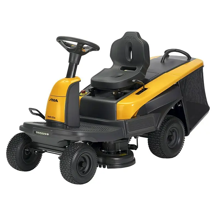 Stiga Akku-Aufsitzmäher SWIFT 372E - 48 V, 5 Ah - 20 Ah, Schnittbreite: 72 mm, Max. Flächenempfehlung: 1.600 m² - Das Bild zeigt einen gelb-schwarzen Stiga Swift 372e Aufsitzrasenmäher. Der Rasenmäher hat einen bequemen Sitz und ein Lenkrad.