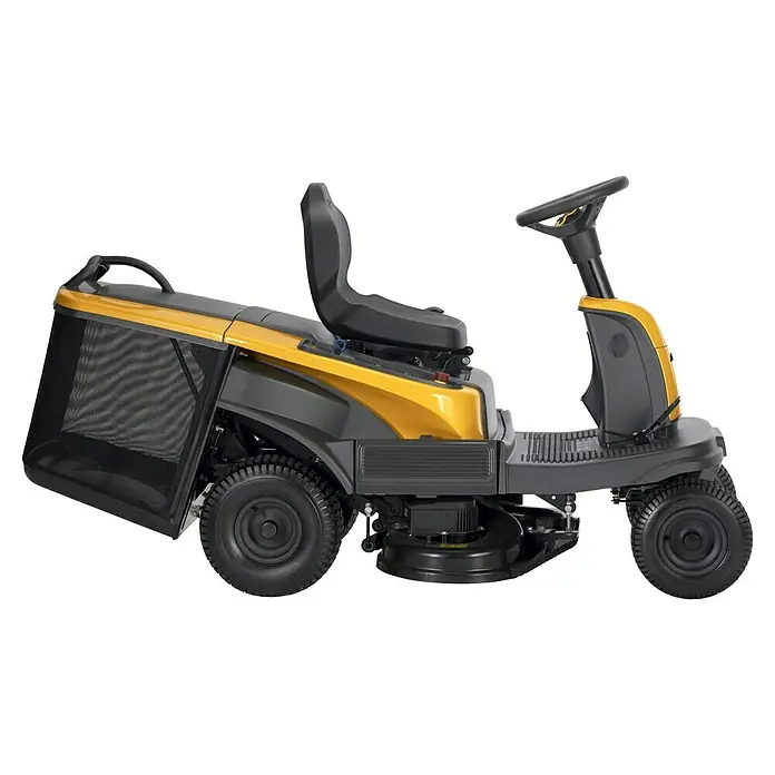 Stiga Akku-Aufsitzmäher SWIFT 372E - 48 V, 5 Ah - 20 Ah, Schnittbreite: 72 mm, Max. Flächenempfehlung: 1.600 m² - Abbildung eines gelben Rasenmähertraktors, der sich ideal zum Mähen großer Rasenflächen eignet. Er verfügt über einen Grasfangkorb und komfortablen Sitz.