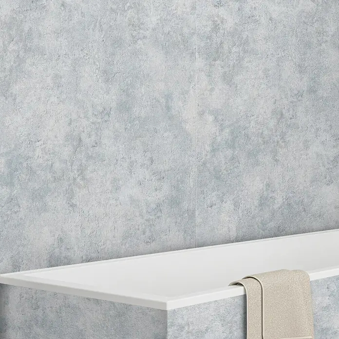 Wetwall Wandpaneel Elite - 16 x 242 cm, Caliza, Abgerundete Kante - Nahaufnahme einer Badewanne mit Handtuch vor einer strukturierten Wand. Ideal für Badezimmerinspirationen.