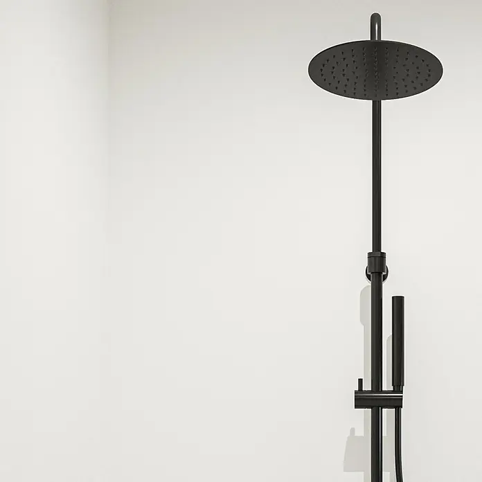 Wetwall Wandpaneel Elite - 60 x 242 cm, Artico, Nut & Feder System - Schwarze Regendusche mit Handbrause vor einer weißen Wand. Die Duschgarnitur ist modern und minimalistisch gestaltet.