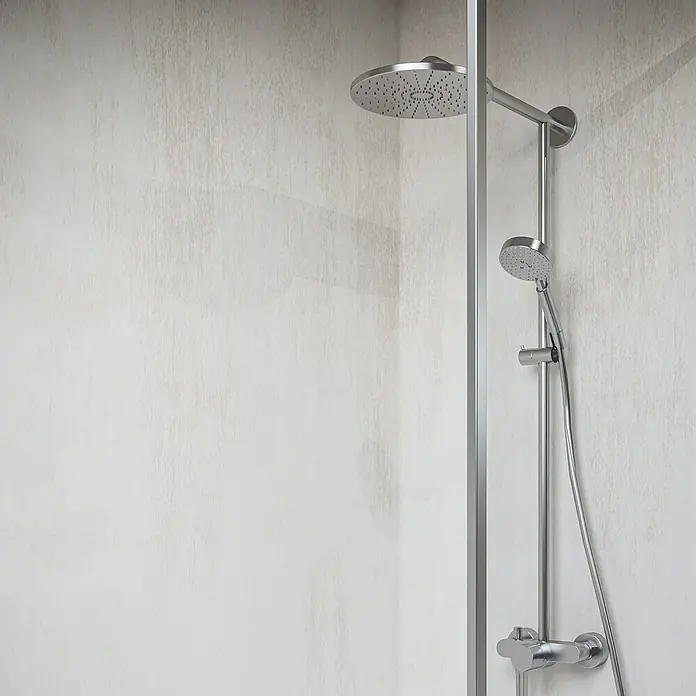 Wetwall Wandpaneel Elite - 120 x 242 cm, Warm Plaster, Nut & Feder System - Nahaufnahme einer modernen Duschgarnitur aus Metall, die Eleganz und Funktionalität im Badezimmer vereint.